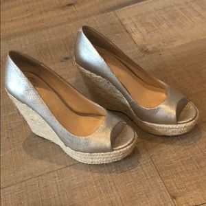 - Never worn- Vince Camuto Totsi size 6